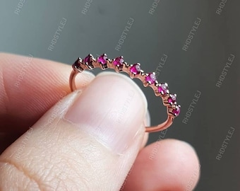 Anillo apilable de rubí pequeño, anillo minimalista delicado, anillo de apilamiento de rubí delicado, anillo de oro fino para mujeres, joyería de piedra de nacimiento