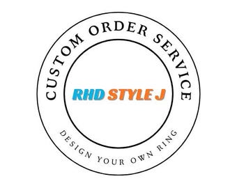 Puede incluir: Un logotipo circular con el texto "CUSTOM ORDER SERVICE" en negrita negra. Las palabras "DESIGN YOUR OWN RING" están en la parte inferior. El centro tiene el texto "RHD STYLE J" en azul y naranja.
