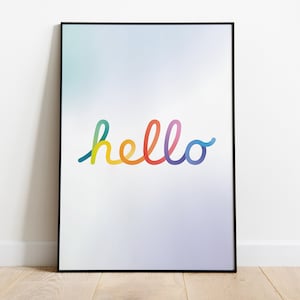 Op de afbeelding: Een ingelijst afdruk met een regenboogverloop "hallo" woordkunst op een witte achtergrond.