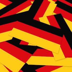 Könnte beinhalten: Eine abstrakte Komposition mit überlappenden Rechtecken, die jeweils die schwarzen, roten und goldenen horizontalen Streifen der deutschen Flagge zeigen. Die Anordnung erzeugt ein dynamisches Muster.