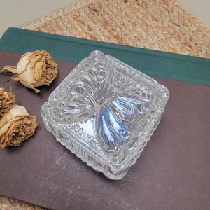 Crystal Lidded Trinket Box, Bow Design Glass Trinket Box, 1990s Vintage Jewelry Box, Vintage Clear Glass Vanity Décor