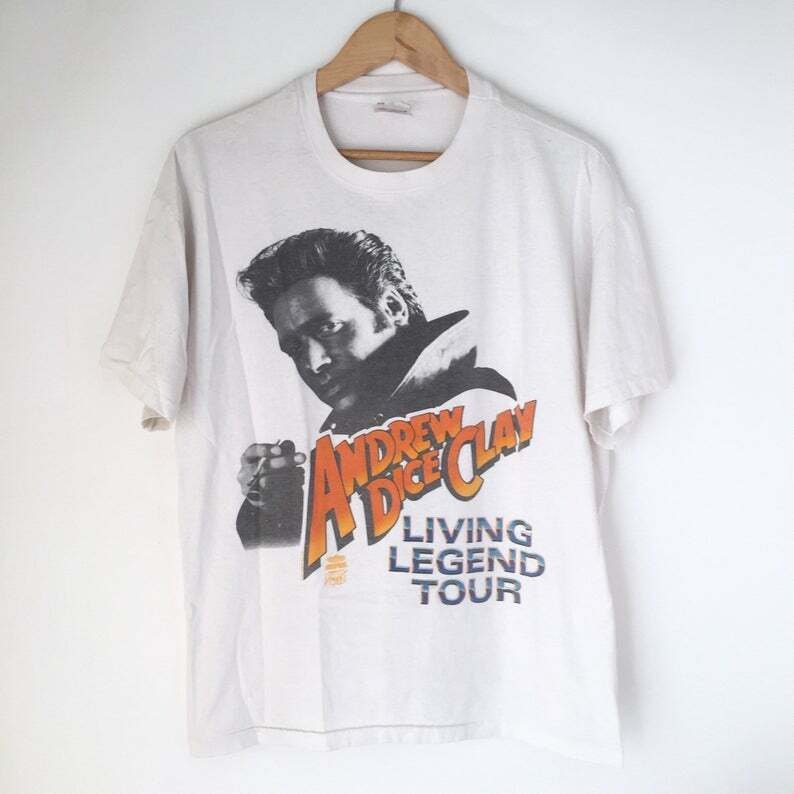 K&ouml;nnte beinhalten: Wei&szlig;es T-Shirt mit einem Schwarzwei&szlig;bild von Andrew Dice Clay. Der Text "Living Legend Tour" ist in Orange und Blau gedruckt.