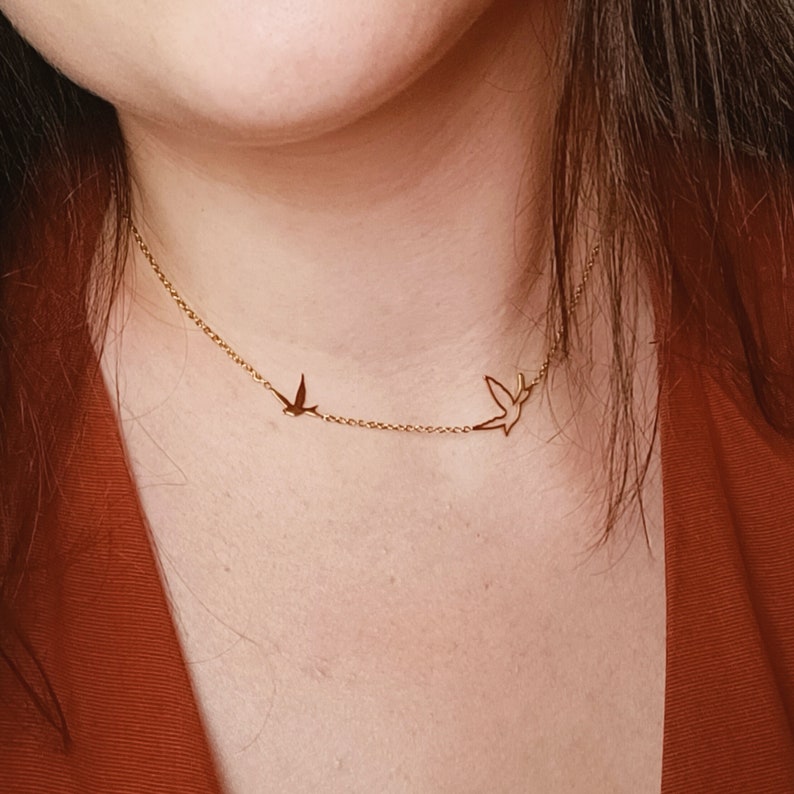 Ava&Imber Edelstahl-Gold-Vogel-Halskette Ava zierliche, elegante, minimalistische Halskette für Frauen kurze Halskette, Vögel-Geschenk Bild 1