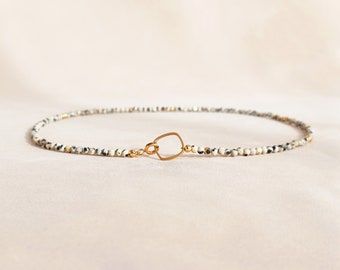Ava&Imber – Funkelnde Dalmatiner-Jaspis-Halskette – 3 mm facettierte Perlenkette mit goldenem Edelstahl für Damen