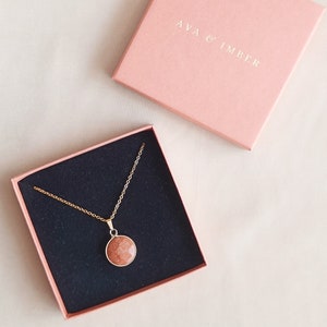 Necklace Kate - Goldstone - Red Glitter - Gold Stainless Steel - Round Pendant Gemstone Necklace for Women, Girls and Friends