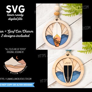 以下が含まれることがあります： 夕焼けとヤシの木が描かれたサーフボードと、波が描かれたサーフボードの2つのレーザーカットされた木製車のチャーム。チャームは車のリアビューミラー用に設計されています。画像には「Sun + Surf Car Charm 2 designs included」と書いてあります。