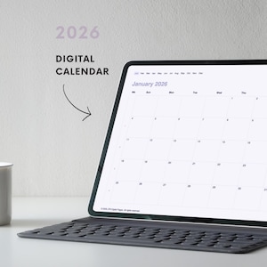 Pode incluir: Um calendário digital para janeiro de 2026 exibido em um tablet com teclado. O tablet é preto e o calendário é branco com texto preto. As palavras "2026 DIGITAL CALENDAR" estão no canto superior esquerdo.
