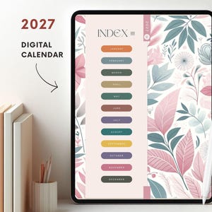 Könnte beinhalten: Ein digitaler Kalender für 2027 auf einem Tablet-Bildschirm mit einem Index aus zwölf farbigen Schaltflächen für jeden Monat. Die Benutzeroberfläche enthält eine hellrosa Seitenleiste und ein dekoratives Pflanzenmuster mit rosa und blaugrünen Blättern.