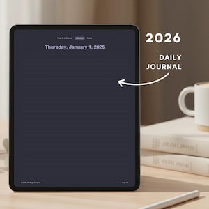 Puede incluir: Un diario digital diario para 2026 en una tableta. La pantalla muestra un fondo azul oscuro con la fecha, jueves 1 de enero de 2026. Una taza blanca con base marrón y una pila de libros están sobre la mesa.
