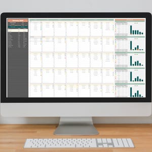 Puede incluir: Una pantalla de ordenador que muestra un calendario para enero de 2023 con una agenda detallada y gr&aacute;ficos de barras en el lado derecho.
