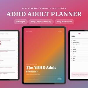 Peut inclure: Un planificateur numérique pour adultes TDAH affiché sur trois écrans de tablette. L'écran central présente une couverture en dégradé avec le texte "The ADHD Adult Planner" et "2027". Les écrans latéraux montrent des pages internes avec un index.