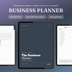 Könnte beinhalten: Ein digitaler Business-Planer auf drei Tablet-Bildschirmen vor einem Farbverlaufshintergrund. Der mittlere Bildschirm zeigt ein dunkelblaues Cover mit dem Text "The Business Planner" und "2027". Die Seitenbildschirme zeigen einen Index und Planungsseiten.