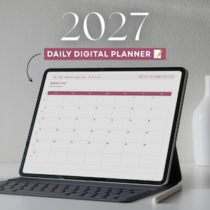 Może przedstawiać: Tablet z etui z klawiaturą wyświetlający cyfrowy planer dzienny na rok 2027. Na ekranie widoczny jest miesięczny kalendarz na styczeń 2027 z bordowym nagłówkiem. Nad tabletem znajduje się napis 2027 DAILY DIGITAL PLANNER.