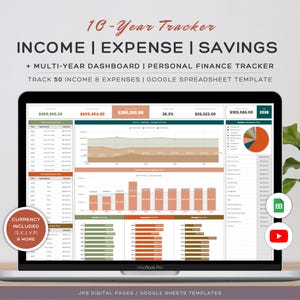 Puede incluir: Un MacBook Pro muestra un rastreador financiero personal digital. La pantalla muestra datos de ingresos, gastos y ahorros, con gráficos. El texto en la pantalla incluye "10-Year Tracker" y "Google Spreadsheet Template."