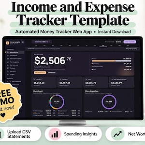 Puede incluir: Un monitor de computadora muestra una aplicación web de seguimiento de ingresos y gastos con una interfaz oscura, gráficos financieros y datos. Una insignia amarilla dice FREE DEMO Try it now! El texto incluye Upload CSV Statements, Spending Insights y Net Worth.
