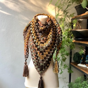 Crochet triangle shawl, shoulder scarf, hand made tassels shawl, ombre shawl,crochet stole