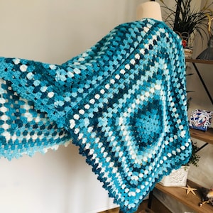 Chal triangular cuadrado de abuela de ganchillo azul