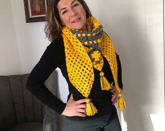 Grand-mère crochetée châle triangle citron avec écharpe à pampilles tricotée à la main gris