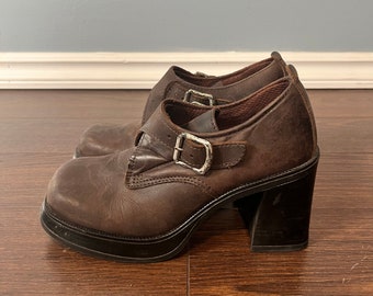 talons chunky vintage des années 90, chaussures à boucle en cuir marron des années 1990