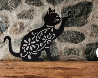 Gato y una pequeña mariposa