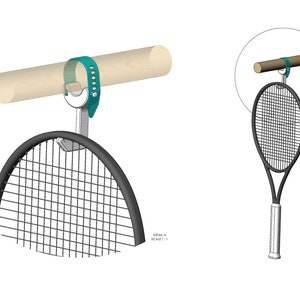 Puede incluir: Una raqueta de tenis colgada de una barra de madera con un gancho de color verde azulado y plateado. El gancho est&aacute; unido a la barra con una correa de color verde azulado. La raqueta tiene un marco negro y una cabeza de cuerdas negras.