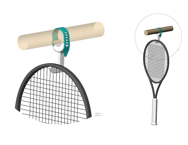 Puede incluir: Una raqueta de tenis colgada de una barra de madera con un gancho de color verde azulado y plateado. El gancho est&aacute; unido a la barra con una correa de color verde azulado. La raqueta tiene un marco negro y una cabeza de cuerdas negras.