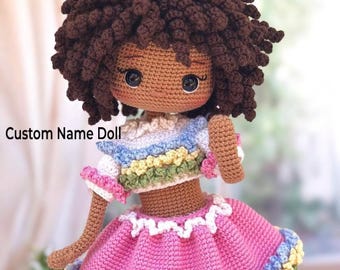 Boneca artesanal personalizada de pele escura, boneca amigurumi com nome personalizado, boneca estilo Waldorf, presente de aniversário para meninas, boneca de crochê marrom, à venda.