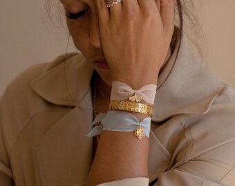 Links bracelets for women in sparkling elastic cotton or linen with 18-carat gold-plated medallions, ribbon bracelets.