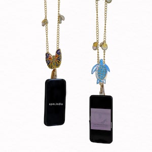 Könnte beinhalten: Ein Set aus drei Keramikbechern mit gesprenkelter, matter Oberfläche. Die Becher sind in Creme-, Hellgrau- und Dunkelgrautönen gehalten. Jeder Becher hat ein schlichtes, minimalistisches Design und einen abgerundeten Griff.