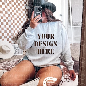 Mockup di cowgirl western, mockup di felpa Gildan Ash, mockup di stile country, mockup di stile trendy, download digitale