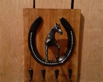 Brass Home Décor Horseshoe Form Key Organiser Brass Key Hanger with Two Horse Heads Antique Look Vintage Brass Key Hook Rustic Finish Cultural Hub ® J92-100-0026 Lovely Ornate Brass Vintage Horseshoe Key Holder Brass Home Décor Horseshoe Form Key Organiser Brass Key Hanger with Two Horse Heads Antique Look Vintage Brass Key Hook Rustic Finish Cultural Hub ® J92-100-0026 Lovely Ornate Brass Vintage Horseshoe Key Holder