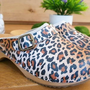 Leopard Print Clogs Damen Schöne medizinische sehr bequeme Clogs Leder Holz Schuhe mit Blumen Größe von 35-42