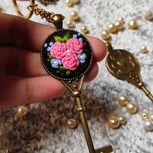 Llavero bordado a mano / llavero bordado / llavero / llavero hecho a mano / llavero / llavero de metal - Regalo del Día de la Madre