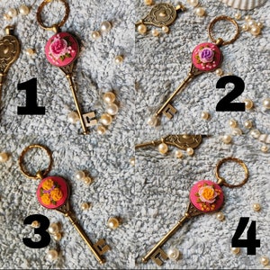 Llavero floral bordado a mano: llavero estilo vintage