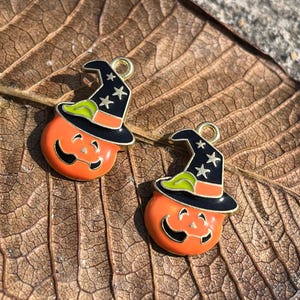 Halloween Pumpkin Charm with Witch Hat – Cute Jack-o&#39;-Lantern Pendant for Jewelry Making, Halloween Earrings, Craft Supplies