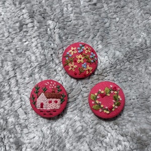Pretty hand embroidered big size buttons / set of hand made button / Decorative hand embroidery floral button