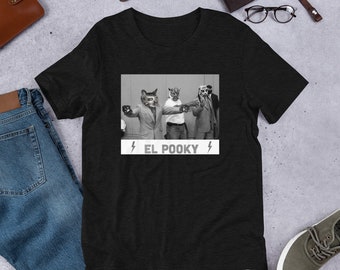 Peut inclure: T-shirt noir avec un graphique de trois personnes portant des masques d'animaux. Le graphique est en noir et blanc et porte le texte "EL POOKY" en dessous.
