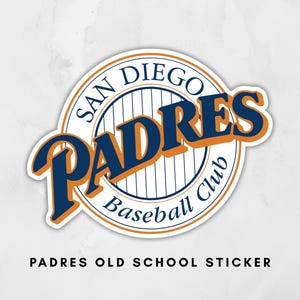 Può includere: Un cartello in legno rustico con la scritta "Welcome to our home" in lettere bianche. Il cartello presenta una finitura invecchiata e un design semplice e invitante, perfetto per un portico o un ingresso.