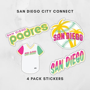 Pode incluir: Um pacote de quatro adesivos San Diego City Connect com o texto San Diego Padres em amarelo e azul-petróleo, uma camisa de beisebol branca com mangas rosa e azul-petróleo, uma bola com palmeiras amarelas e o texto San Diego em rosa e azul.