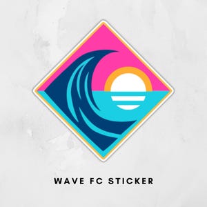 Pode incluir: Um autocolante quadrado com um design de onda estilizado. A onda &eacute; azul escuro, contra um mar turquesa, um sol amarelo e um c&eacute;u rosa. O texto "WAVE FC STICKER" est&aacute; em baixo.