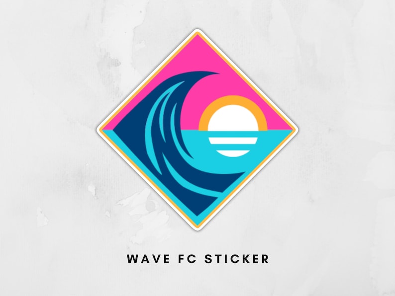 Pode incluir: Um autocolante quadrado com um design de onda estilizado. A onda &eacute; azul escuro, contra um mar turquesa, um sol amarelo e um c&eacute;u rosa. O texto "WAVE FC STICKER" est&aacute; em baixo.