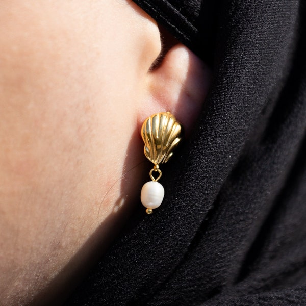 Zoetwaterparel oorbellen goud - 18K vergulde schelp - pareloorbellen - waterdicht - hangende gouden oorbellen - cadeau voor haar - NONOSH