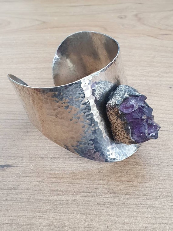 Vintage J HULL hammered statement cuff bangle with am… Gem