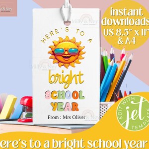 Op de afbeelding: Bewerkbare cadeau-etiket sjabloon met een lachende zon met een zonnebril en de tekst "Here's to a bright school year". Het etiket is ontworpen in een kleurrijke, speelse stijl met de woorden "school" en "year" in regenboogletters. De tekst "From: Mrs Oliver" is onderaan het etiket opgenomen.