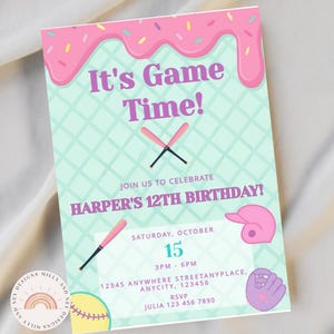 Puede incluir: Una invitación de cumpleaños de béisbol rosa y verde con un diseño de glaseado rosa que gotea. Dice "It's Game Time!" y "Harper's 12th Birthday!" con una fecha y hora: sábado 15 de octubre, de 15:00 a 18:00. La invitación incluye un número de teléfono para RSVP: Julia 123 456 7890.