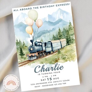 Op de afbeelding: Een blauwe en witte trein met ballonnen die aan de bovenkant zijn bevestigd, rijdt door een berglandschap. De tekst "Charlie wordt vier" staat op de uitnodiging. De uitnodiging bevat ook de datum en tijd van het evenement, evenals het adres en de RSVP-informatie.