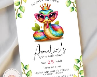 Pode incluir: Um convite colorido para uma festa de aniversário de 5 anos. O convite apresenta uma cobra de desenho animado usando óculos de sol e uma coroa. O texto no convite diz: "Slither on Over Amelia's 5th Birthday Sat 25 Mar 12pm to 4pm 123456 Anywhere Street, Anycity 123456 RSVP: Morgan 123 455 7788".