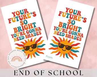 Op de afbeelding: Twee witte eindejaarslabels met de tekst "Your Future's So Bright You're Gonna Need Shades". Elk label heeft een lachende zon met een zonnebril. De labels hebben ook de tekst "End of School Year Tags."