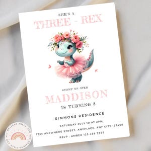 Op de afbeelding: Een roze en blauwe verjaardagsuitnodiging met een cartoon-dinosaurus die een roze tutu en een bloemenkrans draagt. De tekst luidt "She's a Three-Rex Stomp on Over Maddison is turning 3 Simmons Residence Saturday July 10 at 2 PM 1234 Anywhere Street, Anyplace, Any City 123456 RSVP: Amber 123 456 7899"