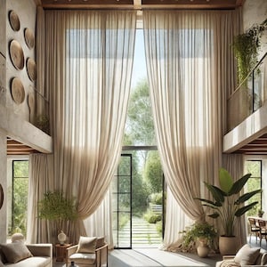 Peut inclure: Un salon spacieux avec de hauts plafonds et de grandes fenêtres drapées de rideaux beiges transparents. La pièce comprend des meubles aux tons neutres, dont un canapé, des fauteuils et une table basse. Des décorations murales et des plantes en pot complètent l'ensemble.